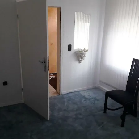 Zimmer-mit-bueroausstattung